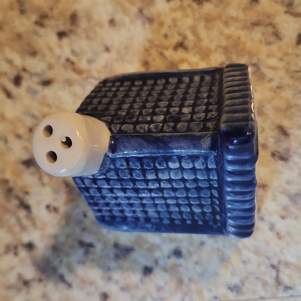 Delft Blue Building Salt Shaker - Picture 5 of 6